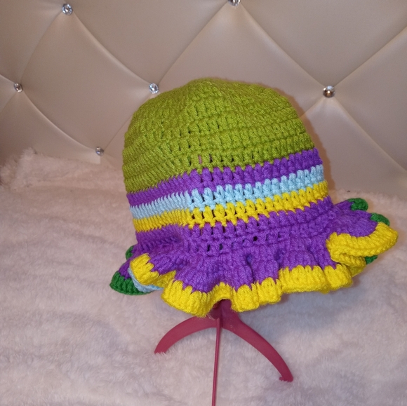 Crochet Ruffle hat - Picture 4 of 4